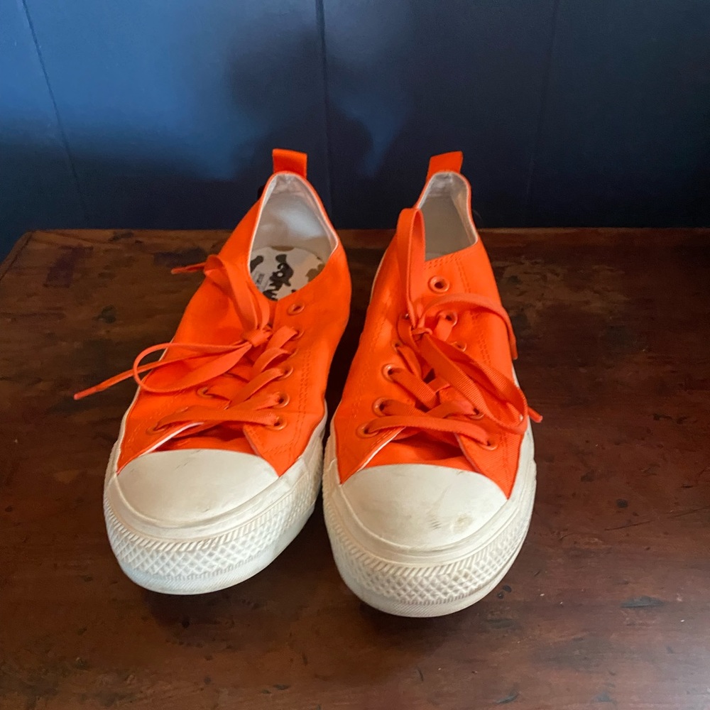 Orange low cut Converse All Stars 8